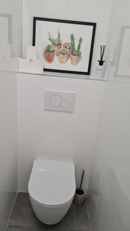 2P entièrement climatisé I Bien insonorisé I Wifi I A 300 m de la mer I Restaurants commerces et transports à 5mn à pied I Idéal 2 personnes I Possibilité 4 avec canapé lit de qualité I Très belle Douche Cagnes-sur-Mer Esterno foto