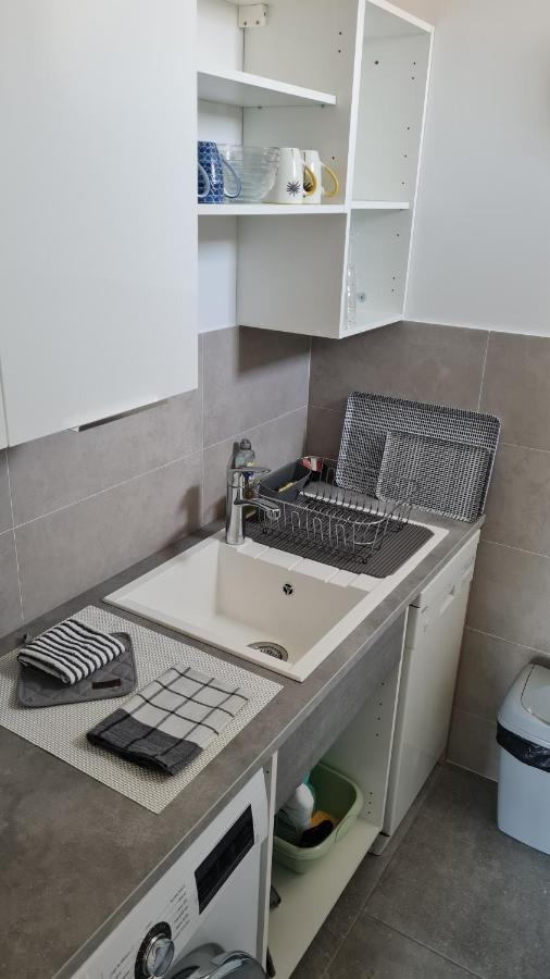 2P entièrement climatisé I Bien insonorisé I Wifi I A 300 m de la mer I Restaurants commerces et transports à 5mn à pied I Idéal 2 personnes I Possibilité 4 avec canapé lit de qualité I Très belle Douche Cagnes-sur-Mer Esterno foto